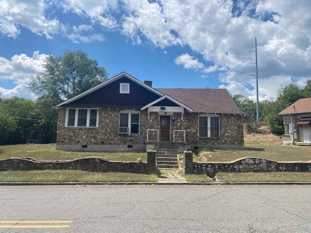 view of front facade featuring a front yard