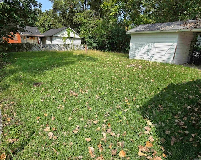 view of yard with a storage unit