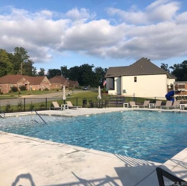 view of swimming pool