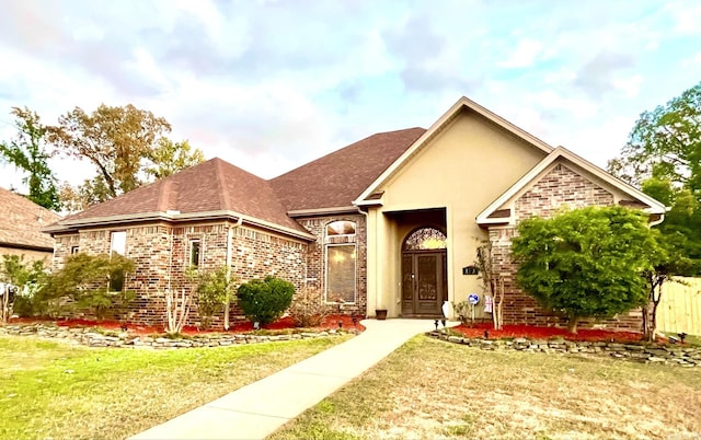 view of front of house featuring a front yard