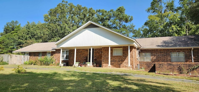 view of front of property featuring a front yard