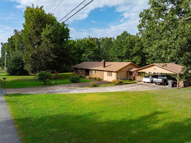 view of front of home featuring a front yard and a carport