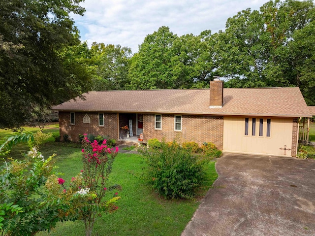 single story home featuring a front lawn