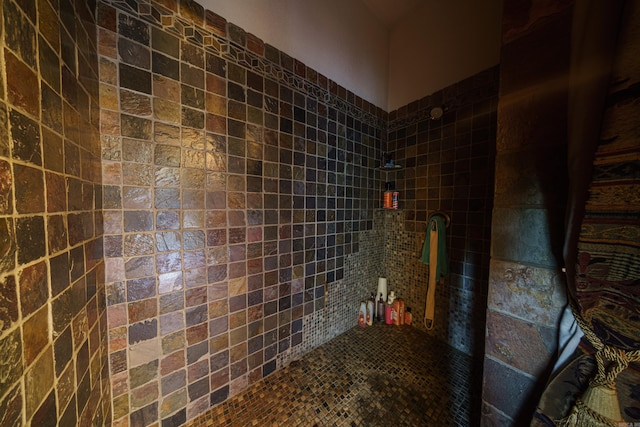 bathroom featuring tiled shower