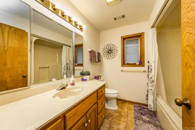 full bathroom featuring a textured ceiling, vanity, toilet, and shower / bath combo with shower curtain