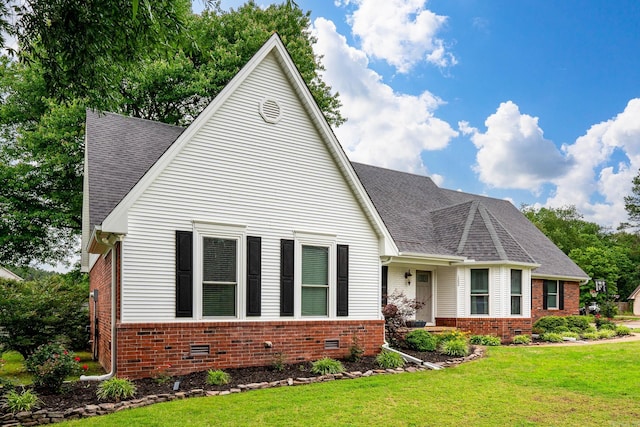 view of front of property with a front yard