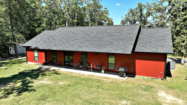 view of front of property featuring a front yard