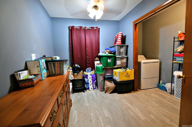 office featuring washer / dryer, light wood-type flooring, a textured ceiling, and ceiling fan