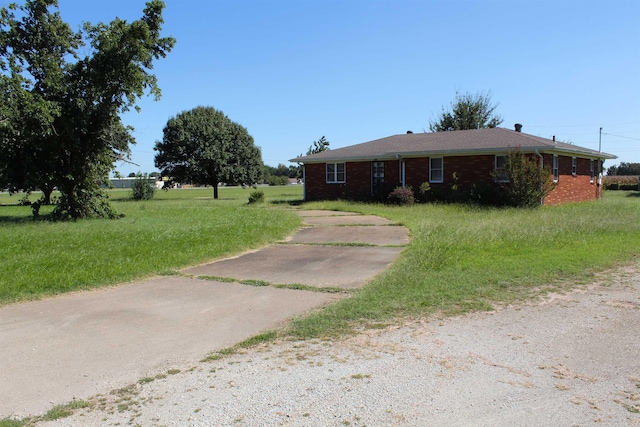 ranch-style home featuring a front yard