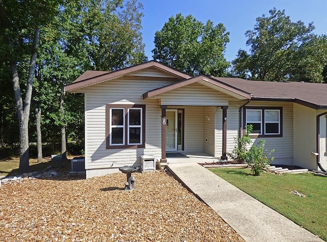 view of front of house with a front yard