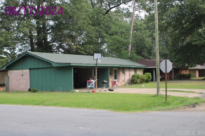 ranch-style house featuring a front lawn