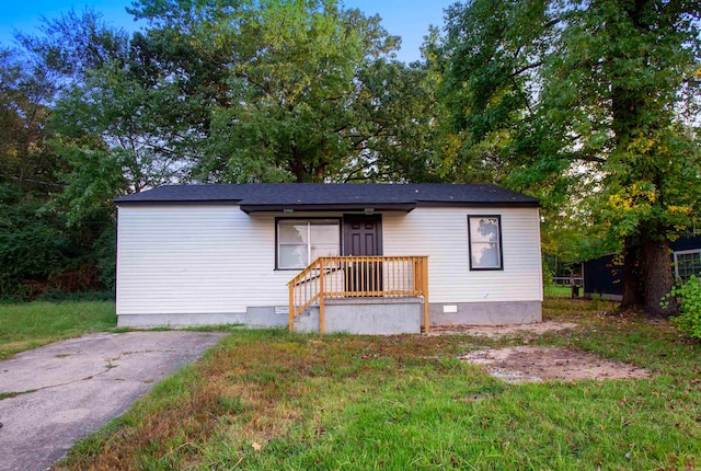 view of front of house featuring a front yard