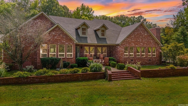 view of front facade featuring a lawn