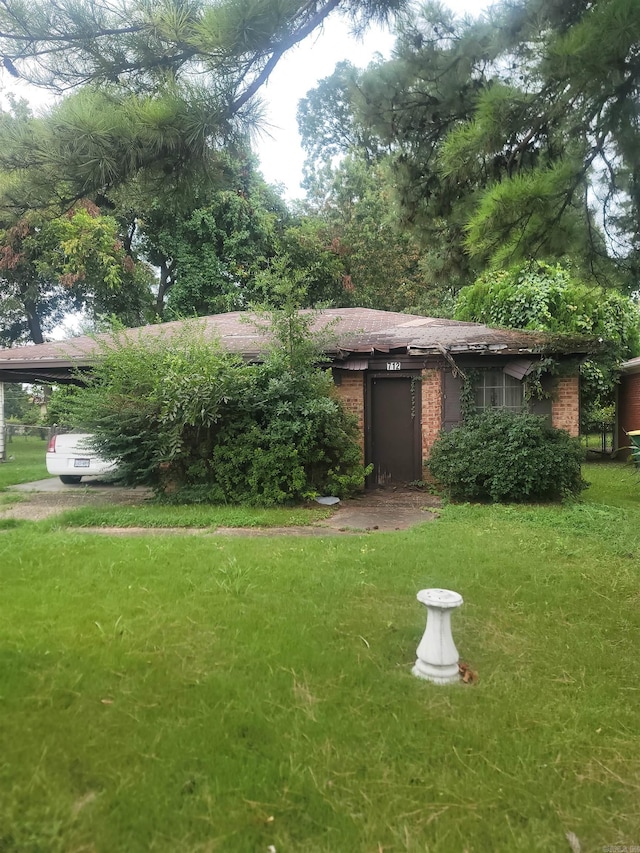 view of yard featuring a carport