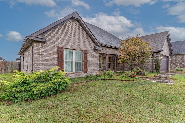 view of front of house featuring a front yard and a garage