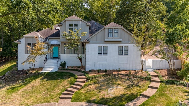 view of front of property featuring a front yard