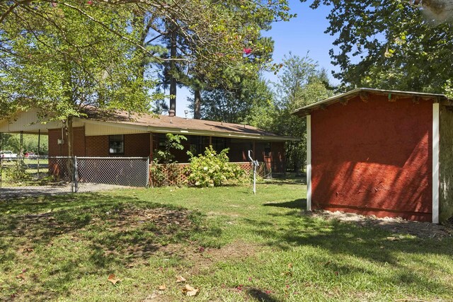 view of yard featuring a shed