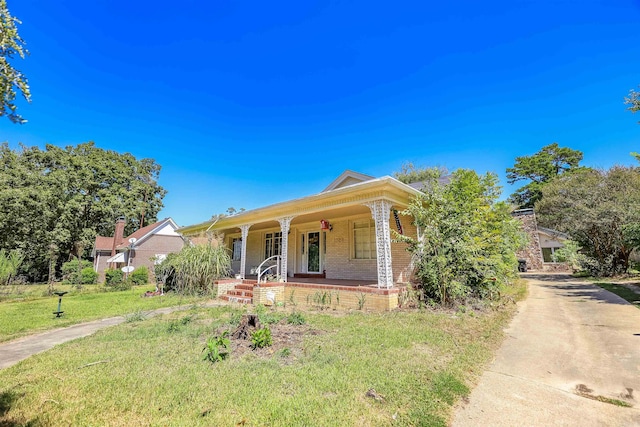 view of front of house featuring a porch and a front yard