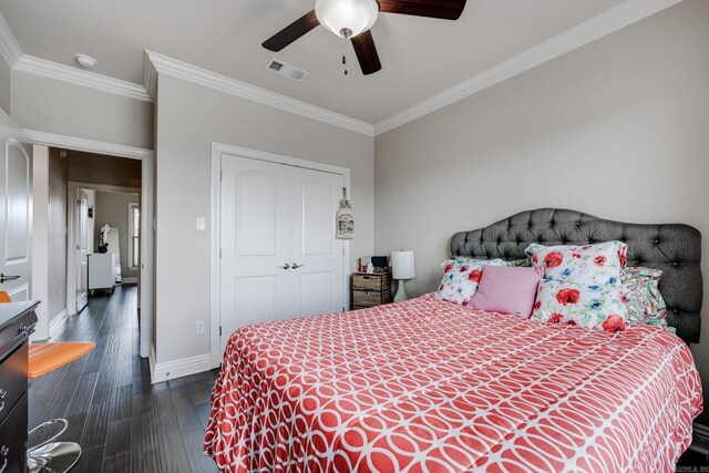 bedroom featuring a closet, dark hardwood / wood-style floors, ceiling fan, and crown molding