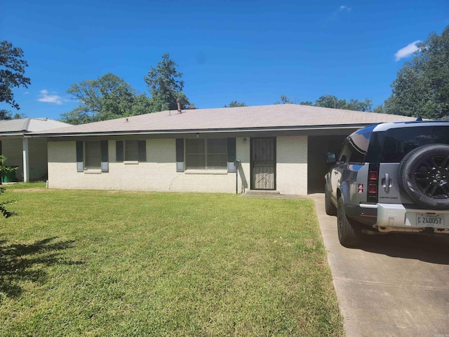 view of front of property featuring a front yard