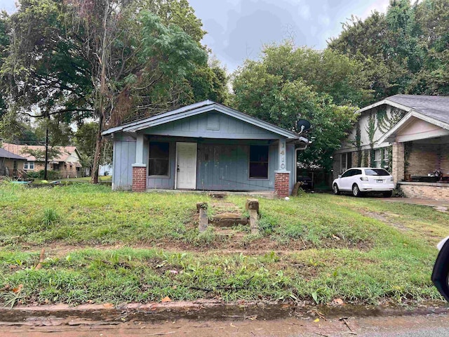 view of front of house featuring a front yard