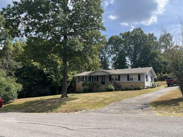 ranch-style house featuring a front lawn