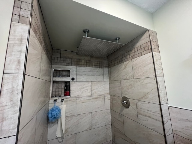 bathroom featuring tiled shower