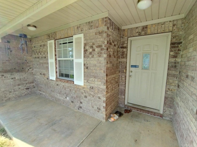 entrance to property featuring a porch