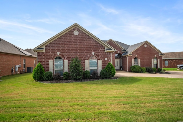 view of front facade featuring a front yard and central AC unit