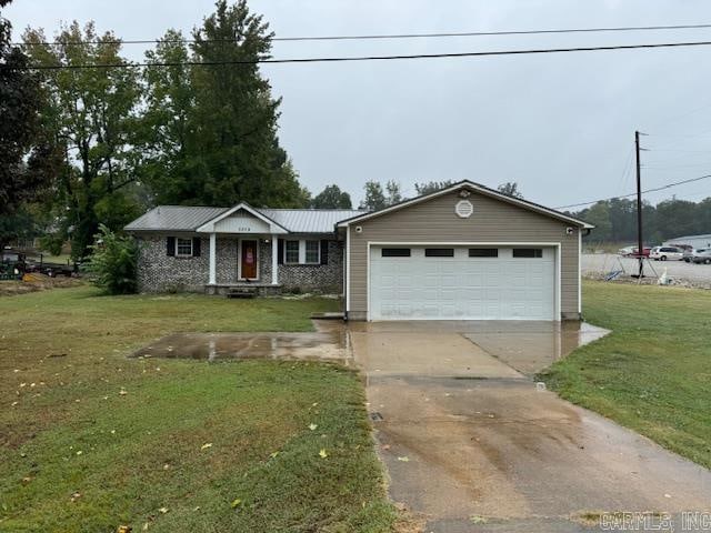 view of front of property featuring a front lawn and a garage