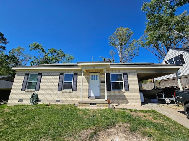 view of front of home with a carport and a front yard