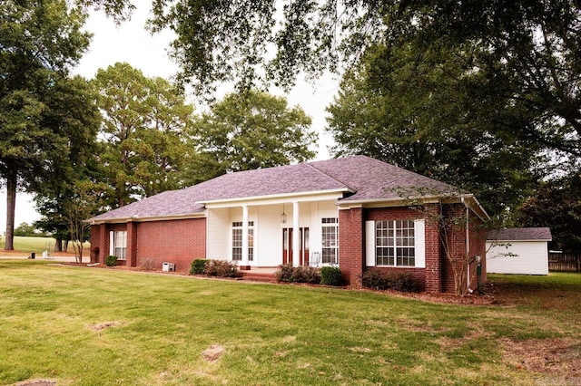 view of front of home featuring a shed and a front yard