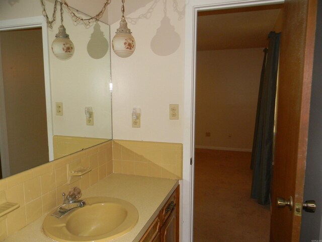 bathroom featuring decorative backsplash and vanity