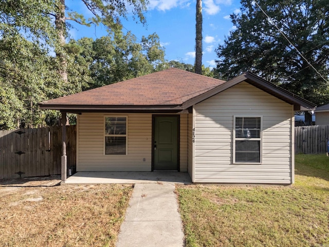 view of front of home featuring a front yard and a patio area