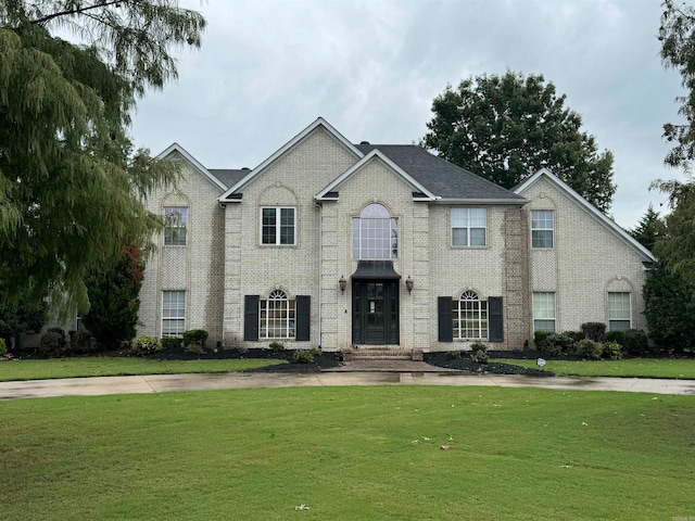 view of front of property featuring a front lawn