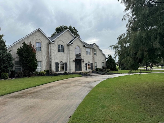 view of front facade featuring a front yard