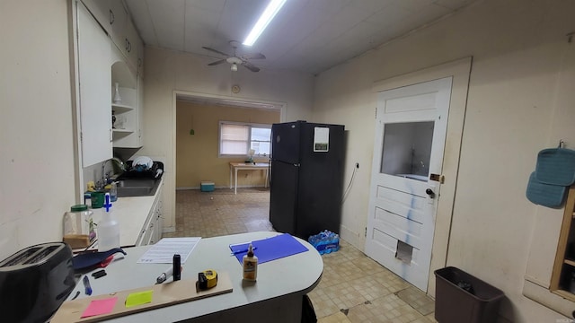 office area featuring sink and ceiling fan