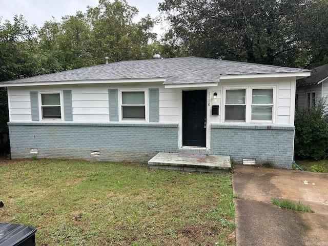 view of front of house with a front lawn