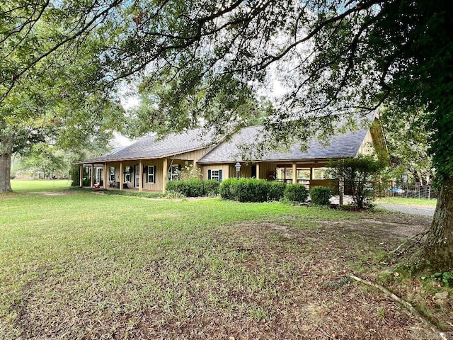 single story home featuring a front lawn