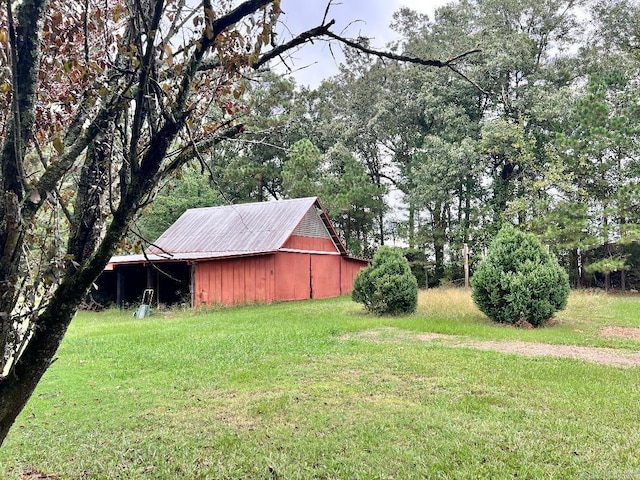 view of yard with an outdoor structure