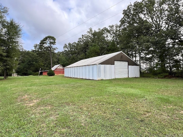 view of yard featuring an outbuilding