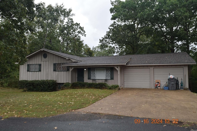 view of front of house featuring a front lawn and a garage