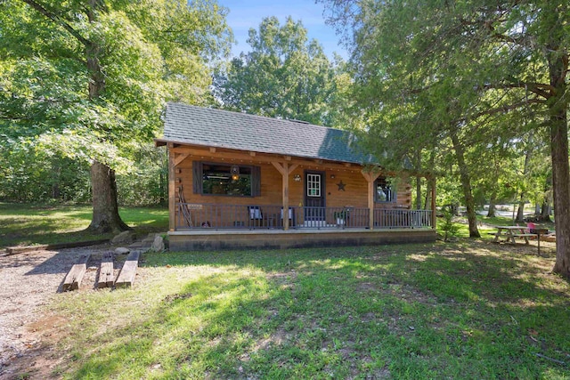 view of front facade featuring a porch and a front lawn