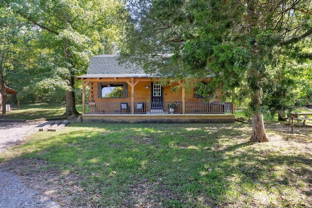 view of front facade featuring a front yard and a porch