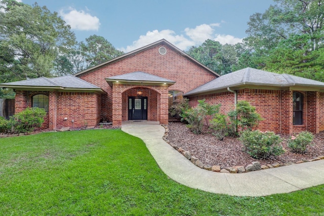 view of front of home featuring a front lawn