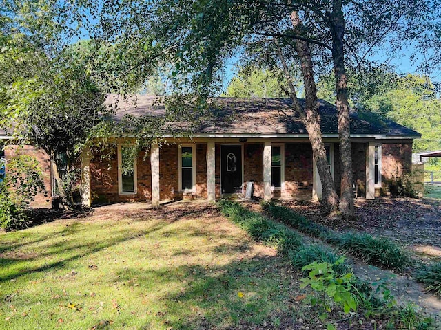 single story home with a front yard