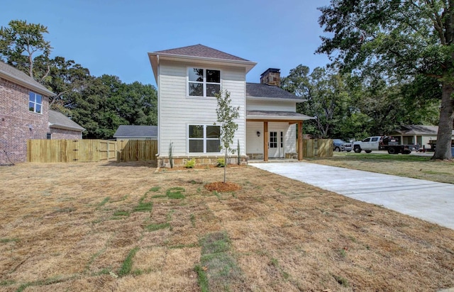 view of front facade featuring a front lawn