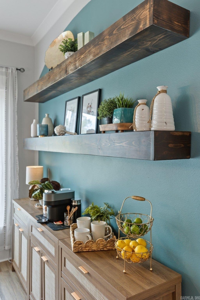 room details with ornamental molding