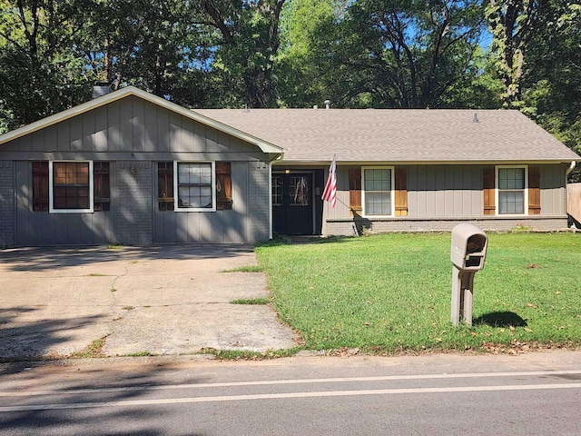 ranch-style home featuring a front lawn