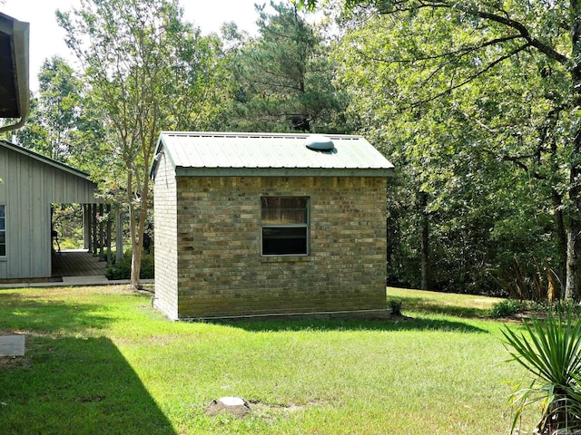 view of outdoor structure featuring a yard